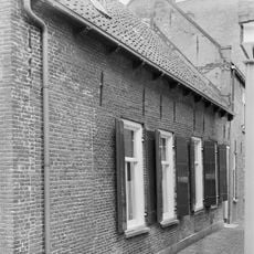 Lange woning met rechte gootlijst