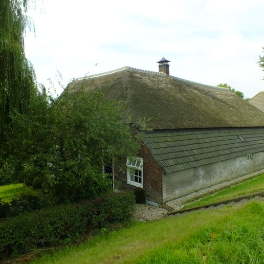 Boerderij, oorspronkelijk hallehuis met middenlangsdeel, later uitgebreid tot krukhuis, opgetrokken in Ambachtelijk-traditionele bouwtrant