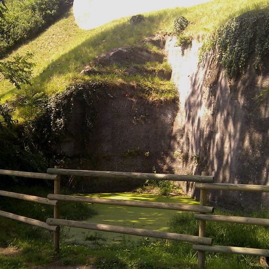 Mittelalterliche Befestigungsanlage und Pferdeschwemme