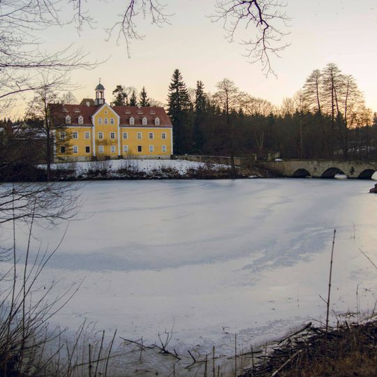 Sachgesamtheit '''Jagdschloss Grillenburg''' mit den Einzeldenkmalen: Schloss, Neues Jägerhaus, Jagdhütte und drei weitere Gebäude Hauptstraße 7