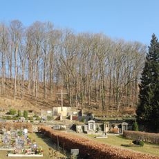Sachgesamtheit Friedhof Glashütte mit Friedhofsgestaltung (Gartendenkmale) und folgenden Einzeldenkmalen: Einfriedung, 10 Grabstätten, davon zwei Kriegerdenkmale und Monument für Hochwasseropfer 1927 (siehe auch Einzeldenkmaldokument - Obj. 092781
