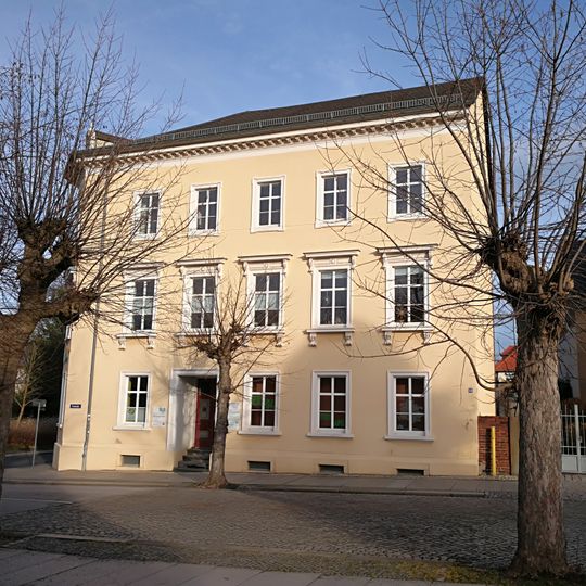 Mietshaus in offener Bebauung und prägnanter Ecklage Poststraße 14