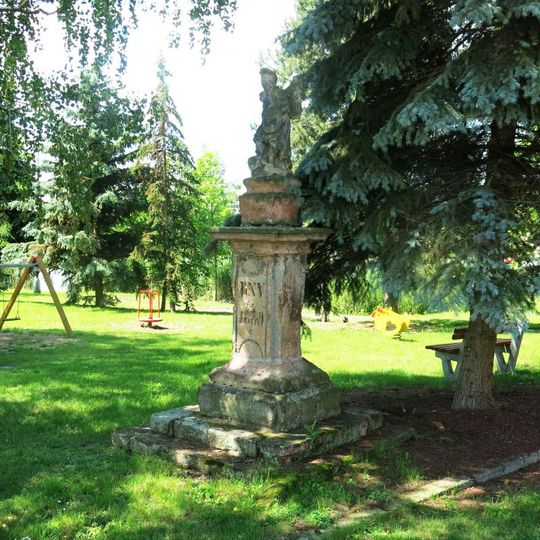 Socha Archanděla Michaela u dětského hřiště ve Veliké Vsi