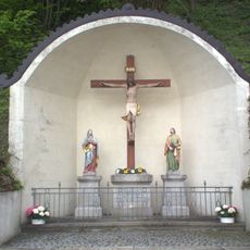 Kreuzigungsgruppe, in gerundeter Nische