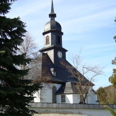 Einzeldenkmale der Sachgesamtheit Dorfkirche und Kirchhof Hormersdorf: Kirche (mit Ausstattung), Einfriedungsmauer und einige Grabmale (siehe auch Sachgesamtheitsliste - Obj. 09305271) Kirchweg 2b; 2c