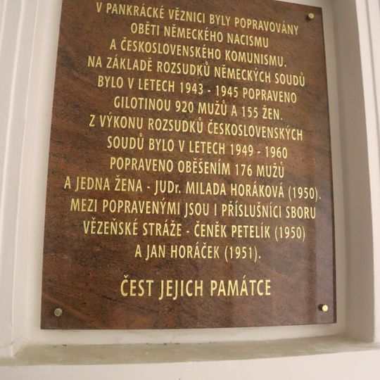 Pamětní deska obětem nacismu a komunismu ve vestibulu pankrácké věznice
