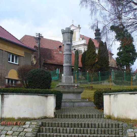 Pomník padlým v 1. světové válce na návsi v Pnětlukách