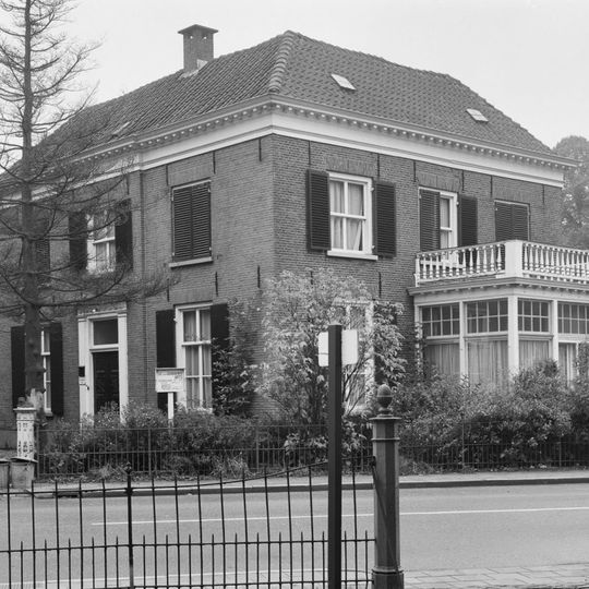 Herenhuis met verdieping en omlopend schilddak op vierkante plattegrond