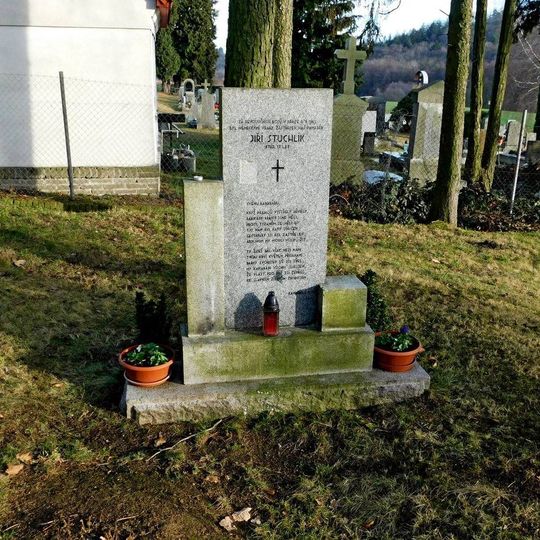 Pomník Jiřího Stuchlíka u hřbitova v Kunicích