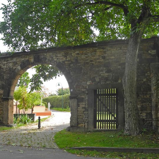 Mauer mit Torbogen und Pforte Rosentitzer Straße 102