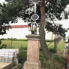 Kříž u domu čp. 158 ve Vícenicích u Náměště nad Oslavou
