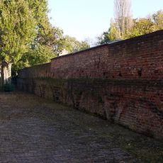 In het pand of op de grens van het erf bevindende stadsmuur(resten)