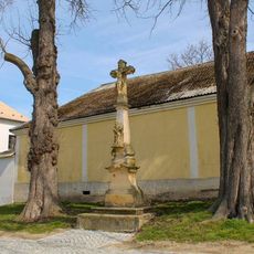 Kříž v Újezdu vedle kostela