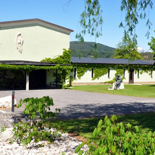 Aufbahrungshalle mit Plastik „Die Trauernde“ und Kriegerdenkmal