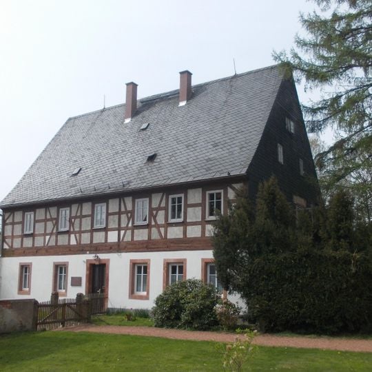 Pfarrhof mit Pfarrhaus und zwei Seitengebäuden sowie Einfriedung Oberhohenkirchener Straße 4