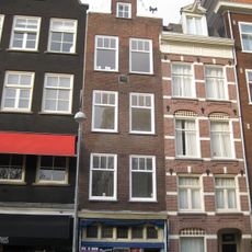 Pand, vanwege de zandstenen onderdelen van de gevelhals en de gevelsteen