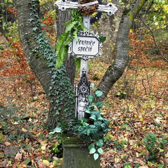 Křížek  u rozcestníku Pod Cvrčkovem