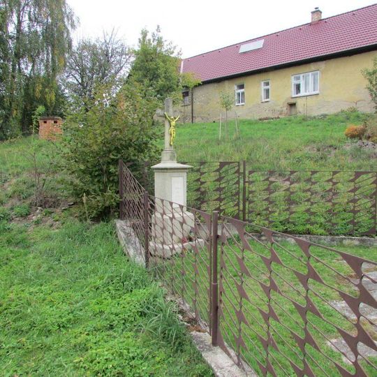 Kříž na zahradě u čp.31 v Krasíkovicích