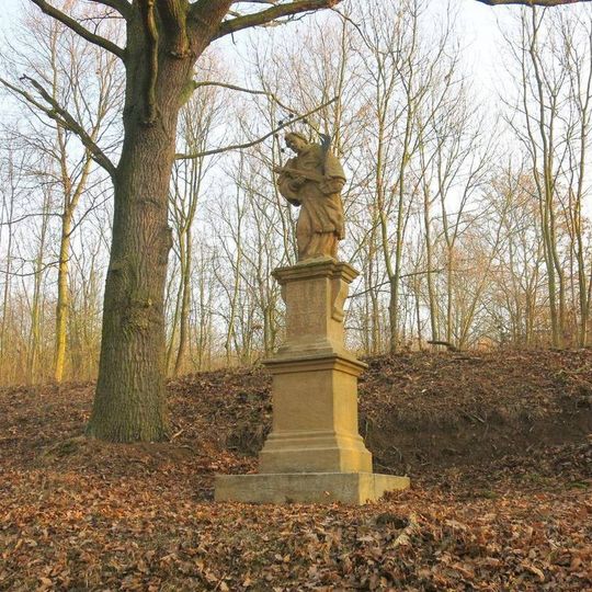 Socha svatého Jana Nepomuckého u lesní cesty východně od Velemyšlevsi