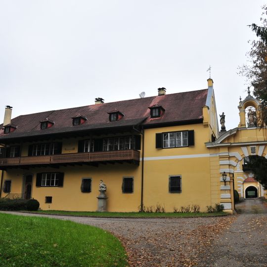 Ehem. Meierhof von Schloss Puchberg samt Gasometerbau und 5 Sandsteinskulpturen