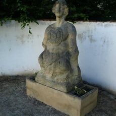 Socha Slunce v zámeckém parku ve Spáleném Poříčí