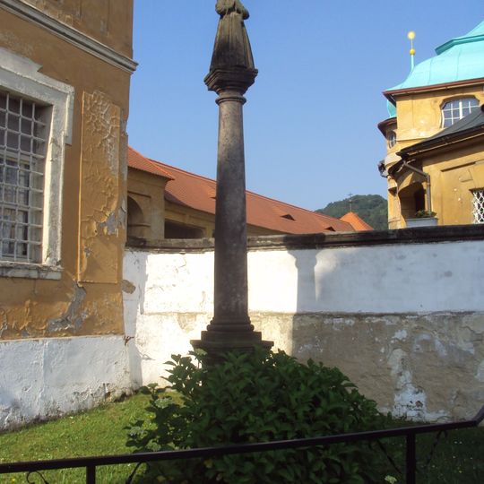 Mariánský sloup před poutním areálem v Horní Polici
