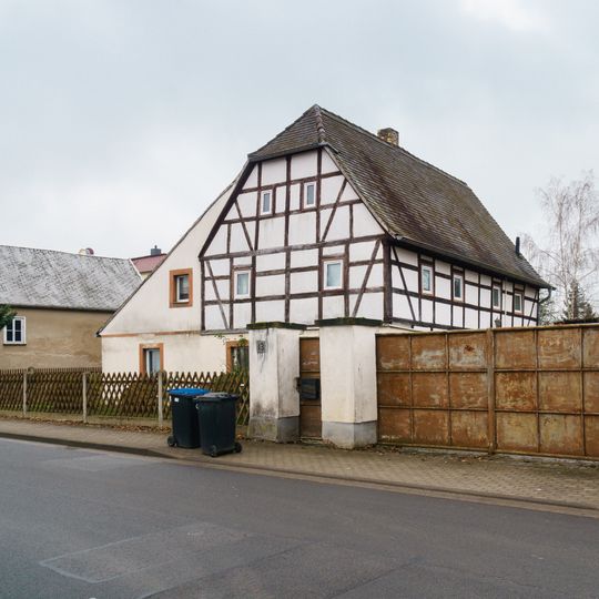 Wohnhaus, Scheune, Seitengebäude, Einfriedung und Torpfosten eines Dreiseithofes Eichaer Straße 13