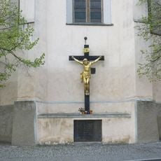 Kříž v Berouně u kostelní zdi