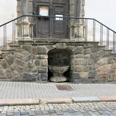 Malá kašna pod schody ke kostelu svatého Václava v Chebu