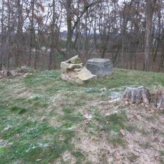 Rozvalený podstavec ulomeného kříže západně od Břízy