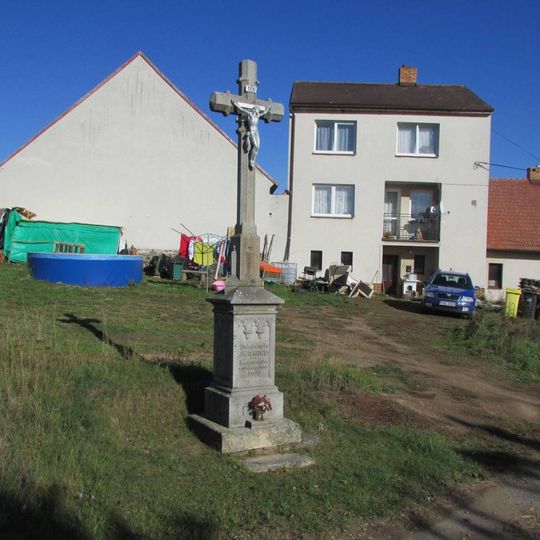 Kříž u zemědělských staveb v Nevcehlích