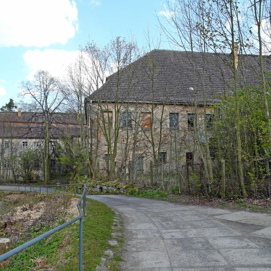 Sachgesamtheit '''Rittergut Langenhennersdorf''' mit Einzeldenkmalen: nördliches Herrenhaus über winkligem Grundriss, östlicher, südlicher und westlicher Wirtschaftsflügel , Allee sowie Wirtschaftshof, als Sachge