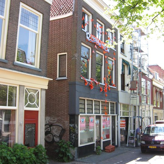 Pand op de hoek van de haarsteeg met eenvoudige lijstgevel