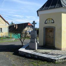 Kříž v Letovech u kaple