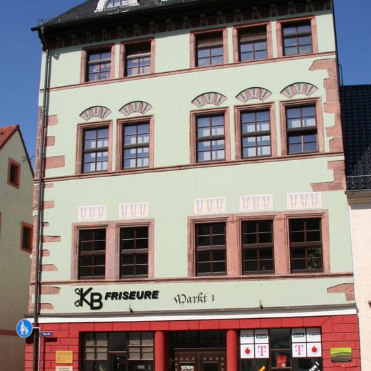 Wohnhaus in Ecklage und geschlossener Bebauung mit Hintergebäude