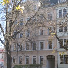 Mietshaus in halboffener Bebauung mit Vorgarten Straße der Nationen 134