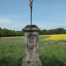 Kříž u silnice jižně od Bezdězu