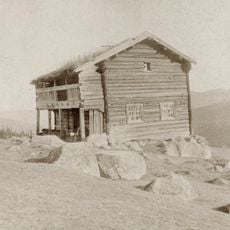 Nestegard (nestegård, i holet)