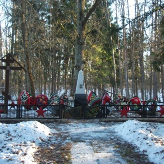Братская могила солдат и офицеров Советской армии, погибших в феврале 1944 года в боях с немецко-фашистскими захватчиками