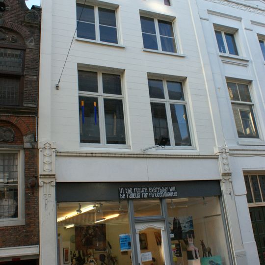 Pand met aan de wijnhaven gevel onder rechte lijst