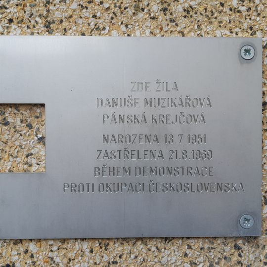 Pamětní deska Danuše Muzikářové na domě Kounicova 13/69 v Brně