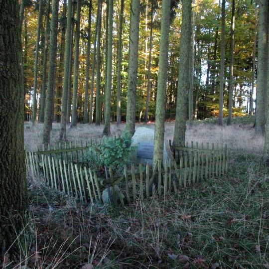 Pomník jihozápadně od Hubenova