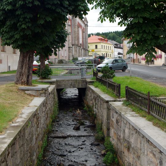 Most přes Stoku před hasičskou stanicí na náměstí v Krásnu