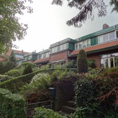 Rijtje van zes middenstandswoningen