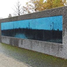 Mosaikgärten Gebilde mit Brücken Mosaik und Urnenfächern an der Rückseite.