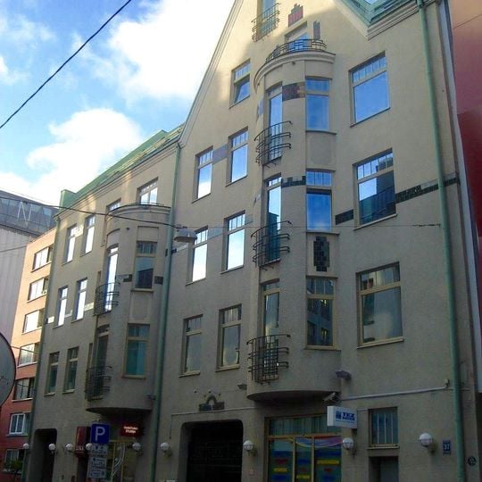 Īres nams ar veikaliem