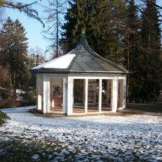 Einzeldenkmal in der Sachgesamtheit Stadtpark: Pavillon (heute Voliere) - (siehe auch Sachgesamtheitsliste Obj. 09301580) Hartensteiner Straße -