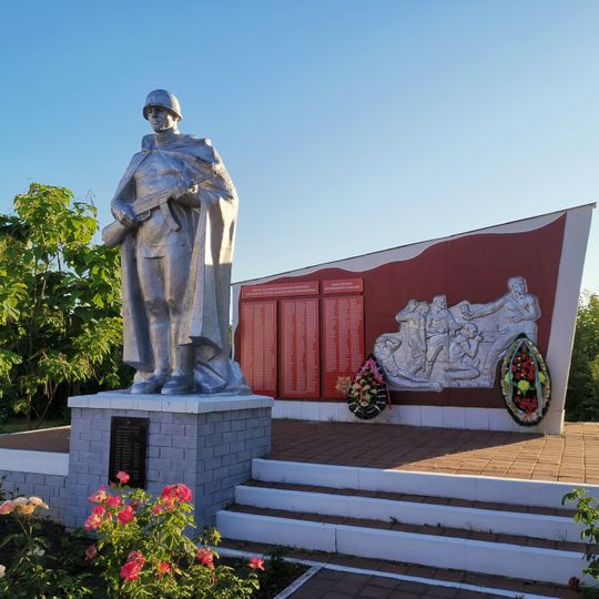 Братская могила 14 советских воинов, погибших в боях с фашистскими захватчиками