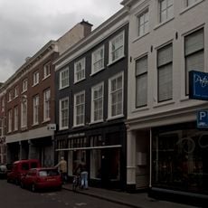 Pand met gevel met rechte kroonlijst