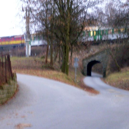 Železniční most přes ulici K Zálezlům v Malenicích